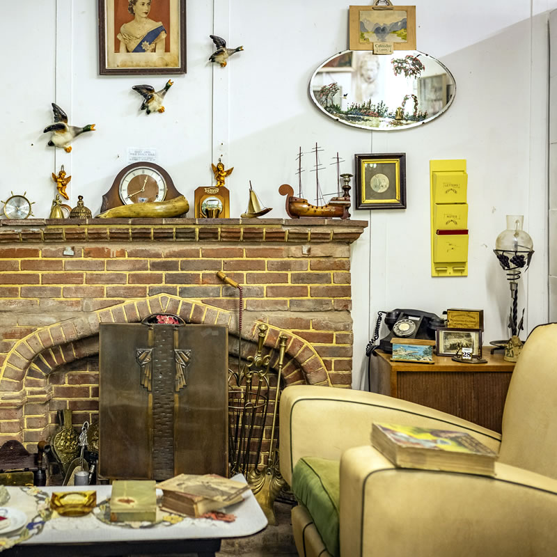 1950s lounge with flying ducks